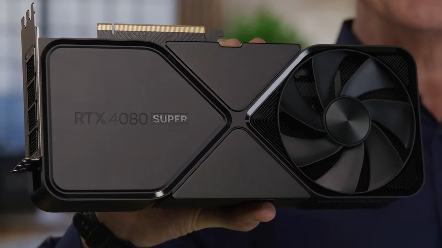 Джефф Фишер держит RTX 4080 Super на выставке CES 2024.