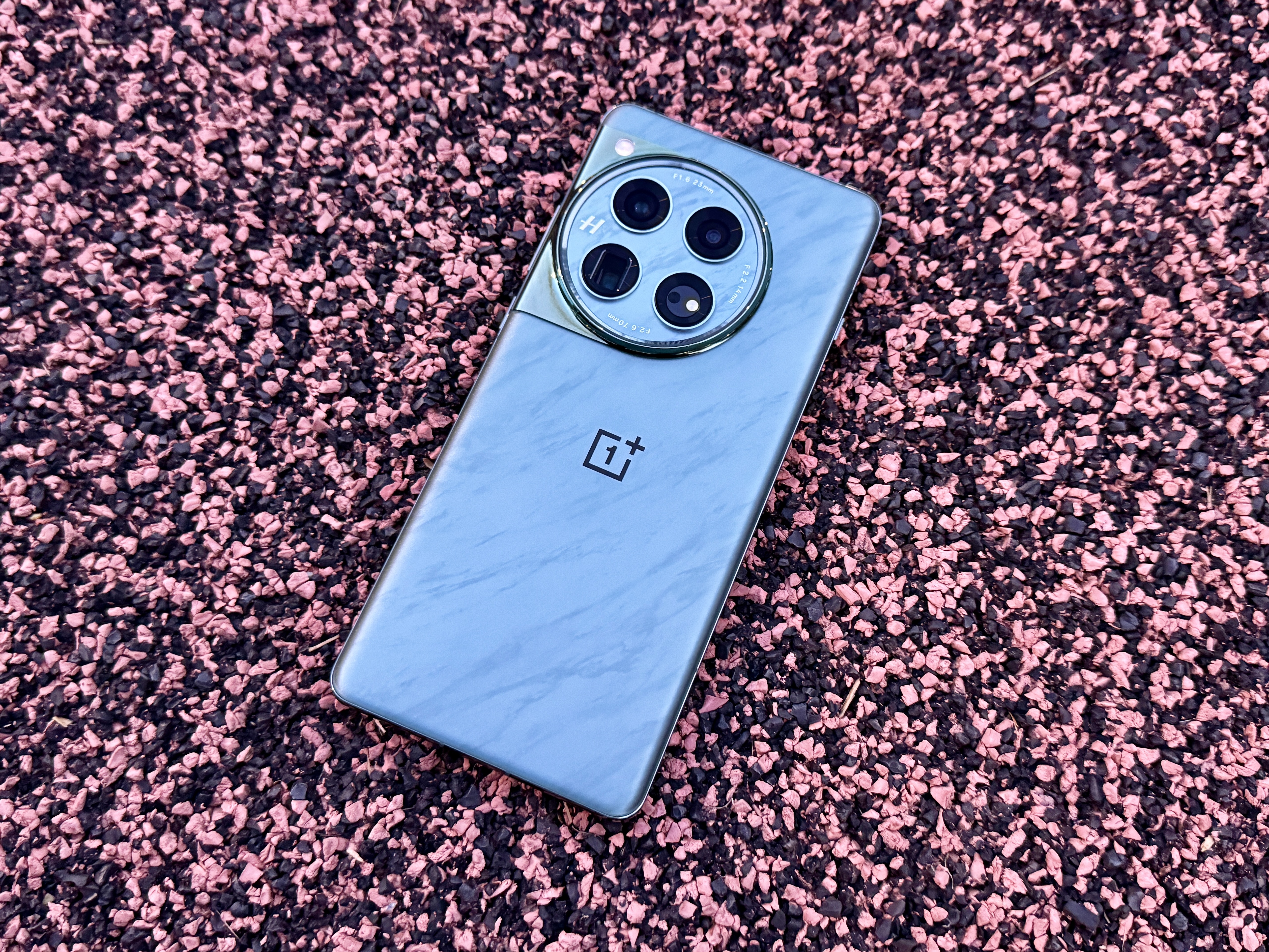 oneplus 12 review flowy emerald flat on astroturf