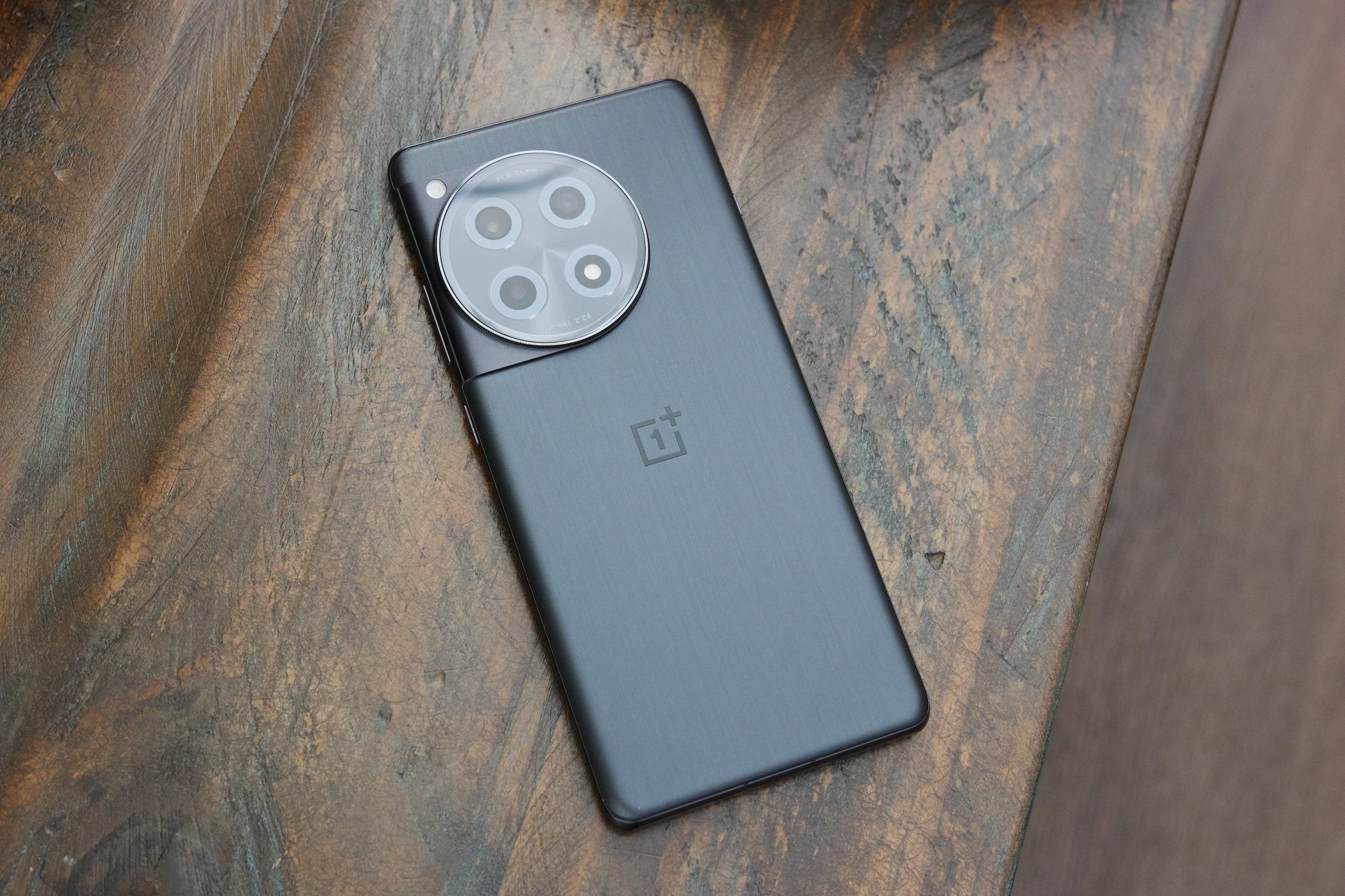 OnePlus 12R 躺在桌子上。