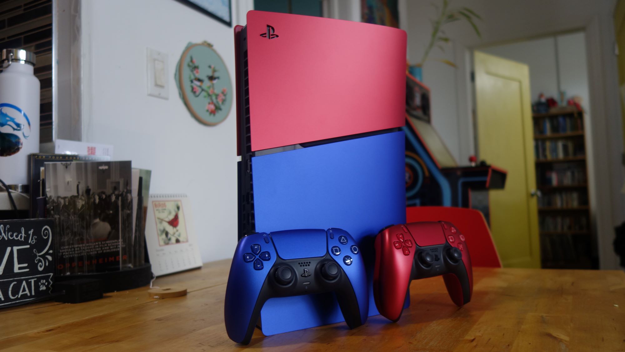 impressões de placas frontais finas do ps5 em vermelho e azul com controladores