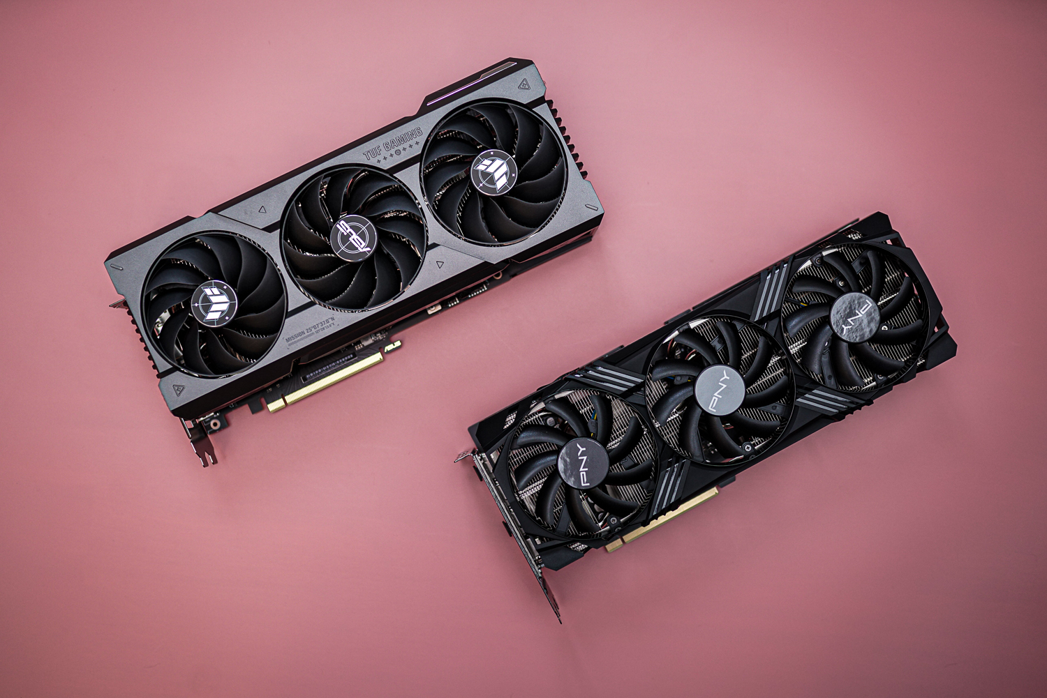 Duas placas gráficas RTX 4070 Ti Super próximas uma da outra.