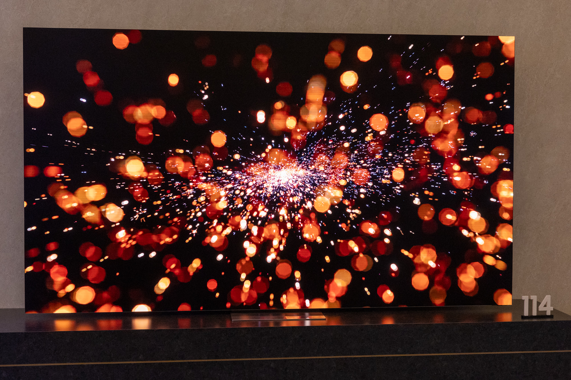 El televisor microLED Samsung de 114 pulgadas en exhibición en CES 2024.