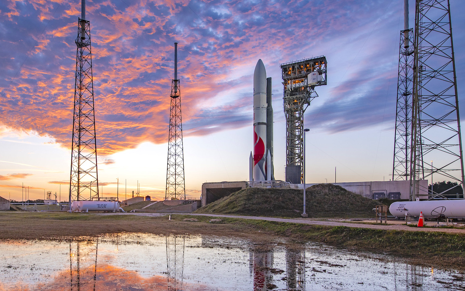 Um ULA Vulcan na plataforma de lançamento do Centro Espacial Kennedy, na Flórida.