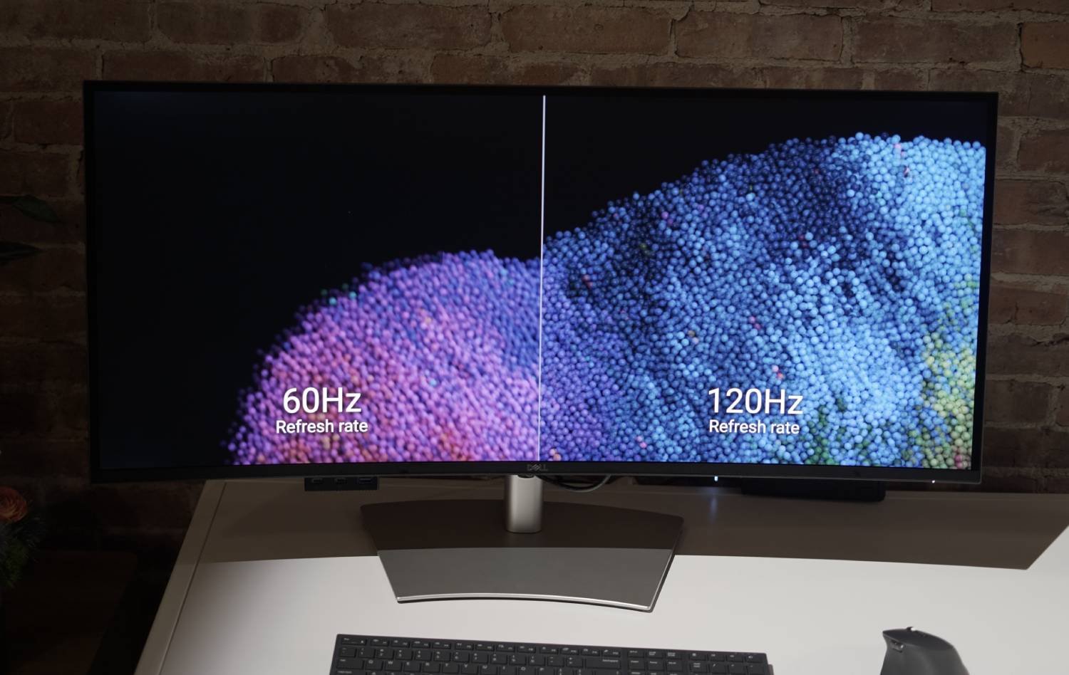 60Hz と 120Hz の違いを示す Dell UltraSharp モニター。