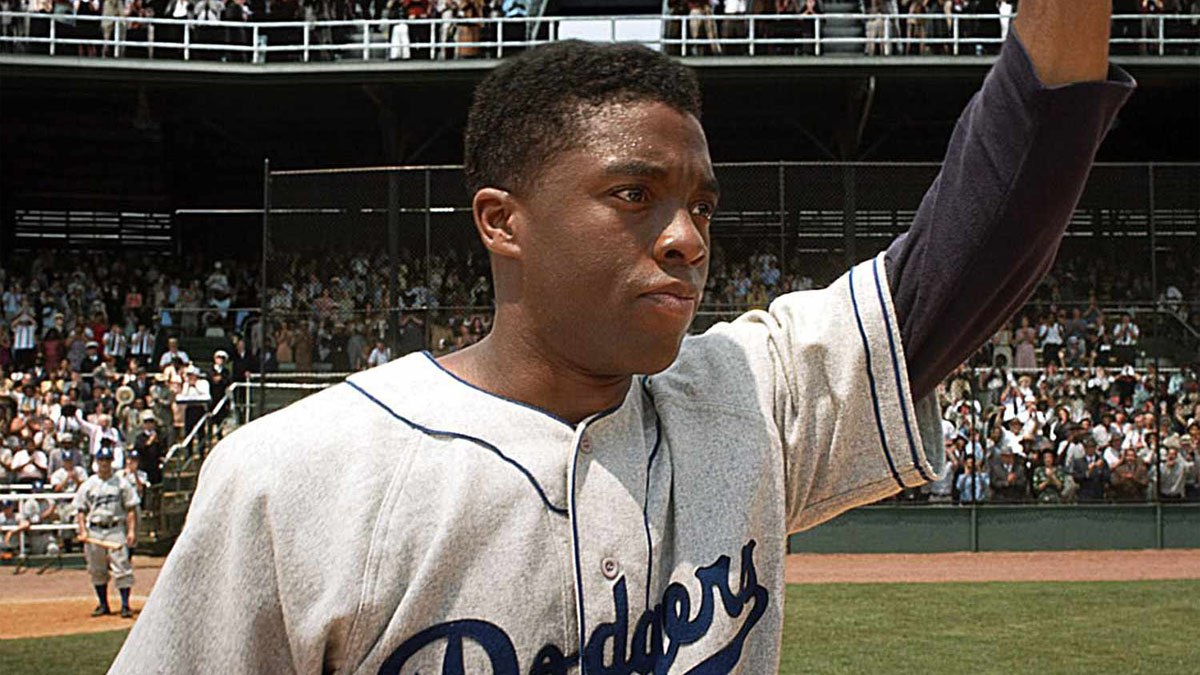 Chadwick Boseman como Jackie Robinson en 42.