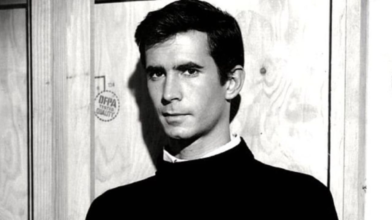 Anthony Perkins dans le rôle de Norman Bates regardant la caméra dans le film Psycho.