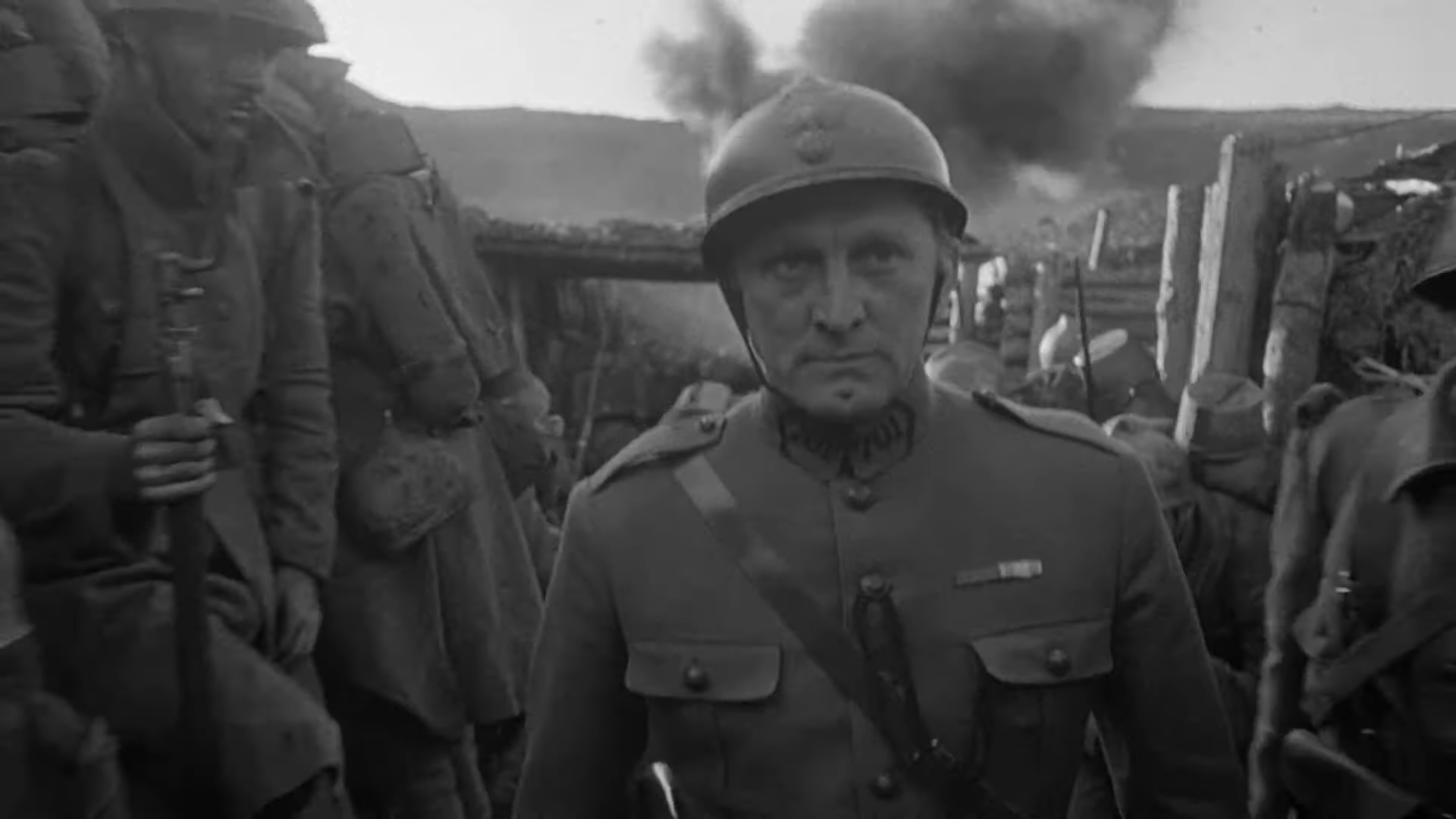 Kirk Douglas traversant une tranchée dans « Paths of Glory ».