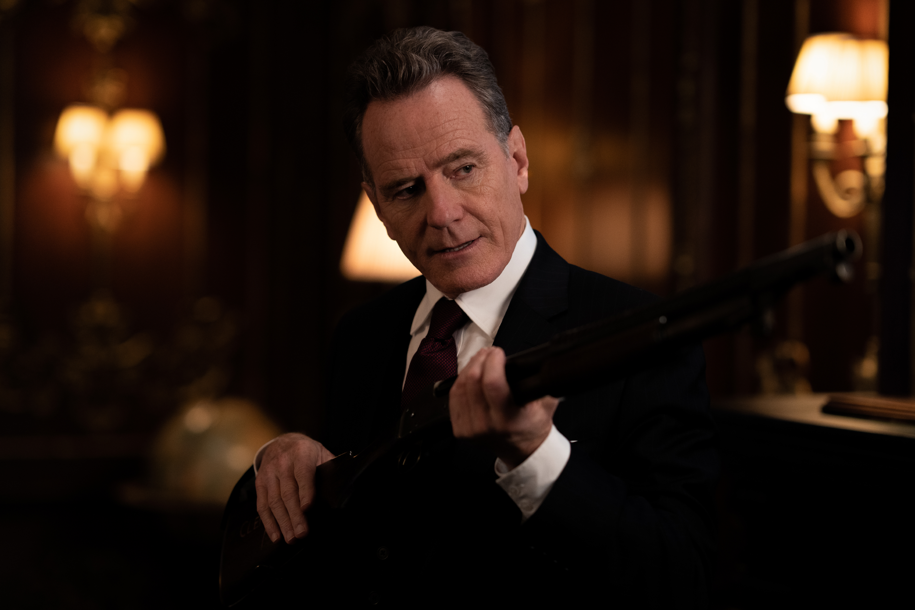 Bryan Cranston tient un fusil de chasse à Argylle.