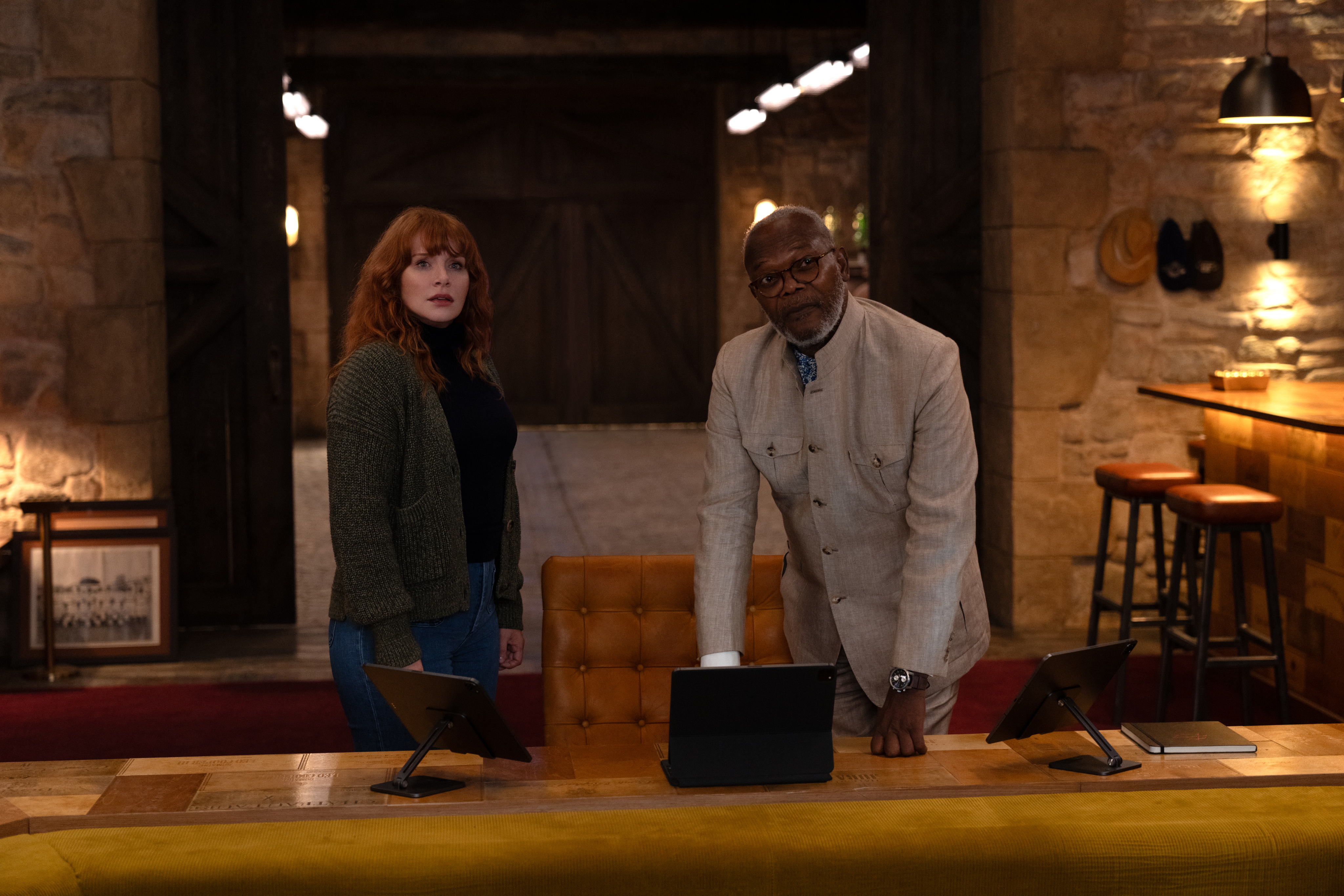 Bryce Dallas Howard se tient à côté de Samuel L. Jackson à Argylle.