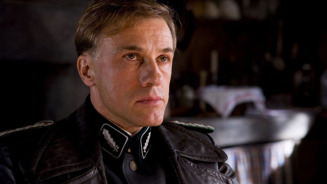 Christoph Waltz dans le rôle de Hans Landa regardant attentivement dans le film Inglourious Basterds