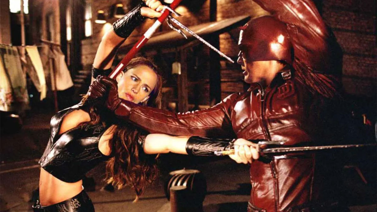 A Elektra de Jennifer Garner enfrenta o Demolidor de Ben Affleck em uma cena do Demolidor.