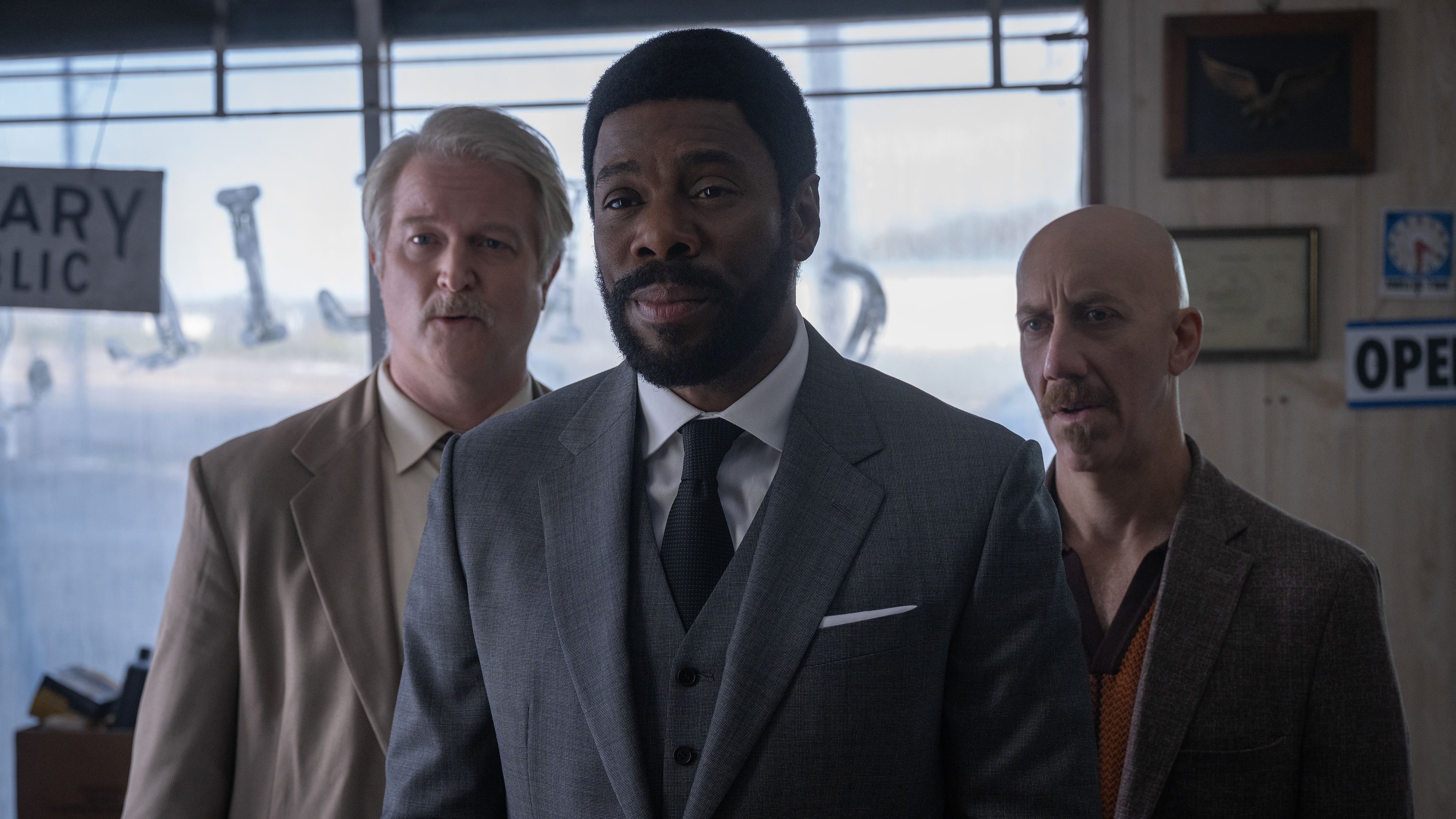 Colman Domingo, C.J. Wilson y Joey Slotnick lucen amenazantes en una imagen de Drive-Away Dolls