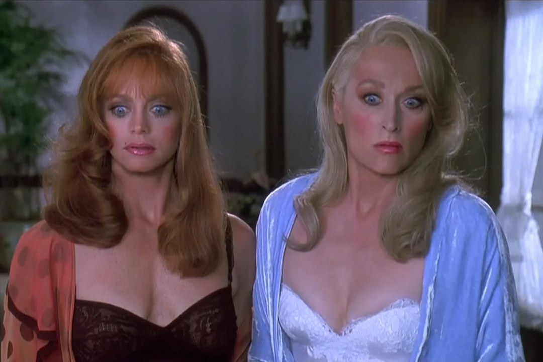 Goldie Hawn está ao lado de Meryl Streep em Death Becomes Her.