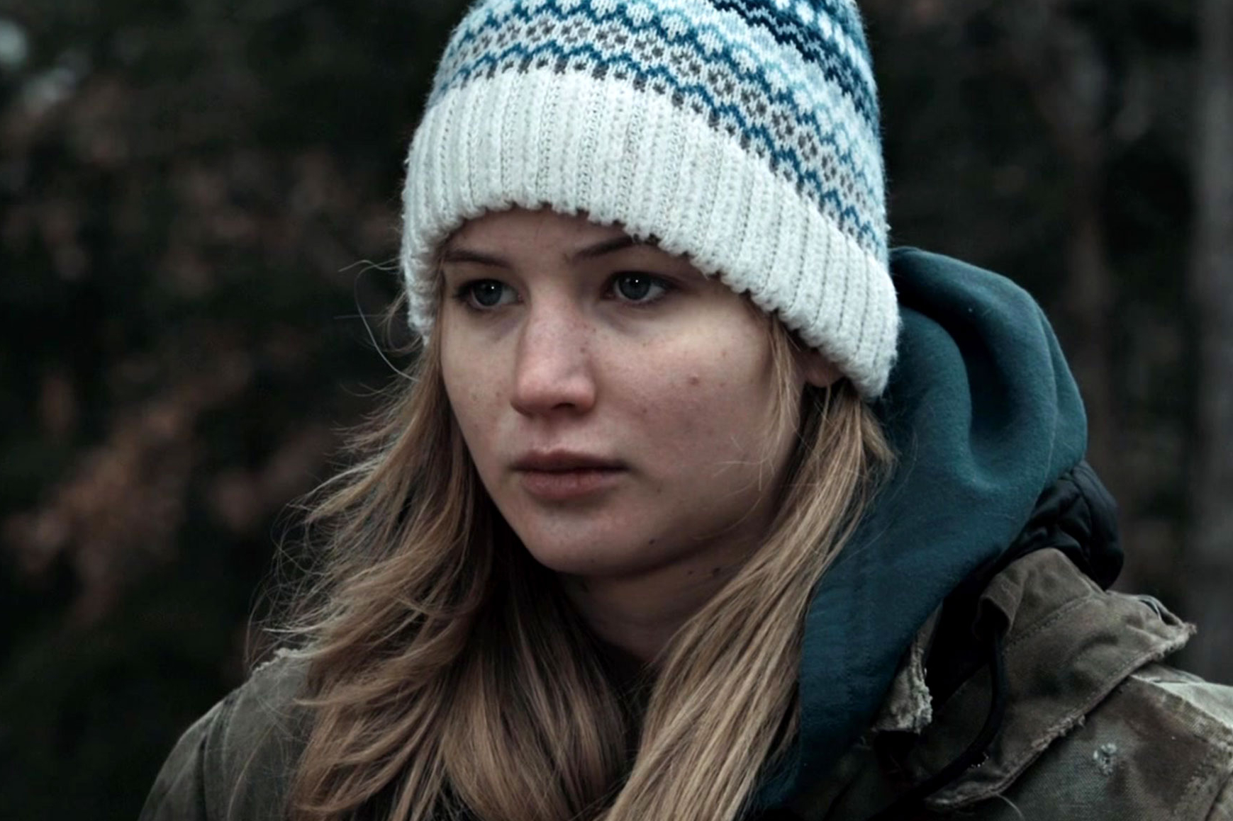 Jennifer Lawrence usa um gorro branco em Winter's Bone.