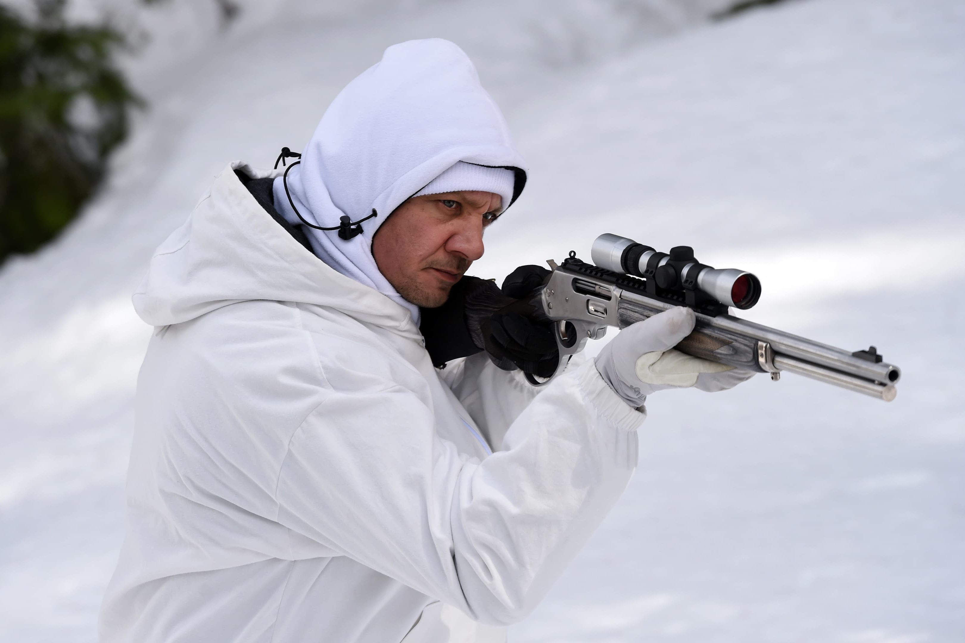 Jeremy Renner segura um rifle em Wind River.