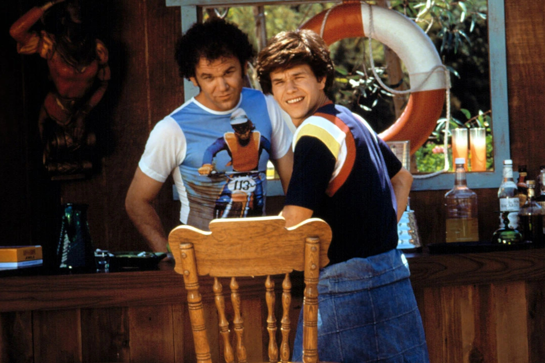 John C. Reilly y Mark Wahlberg se encuentran en el bar de la piscina en Boogie Nights.