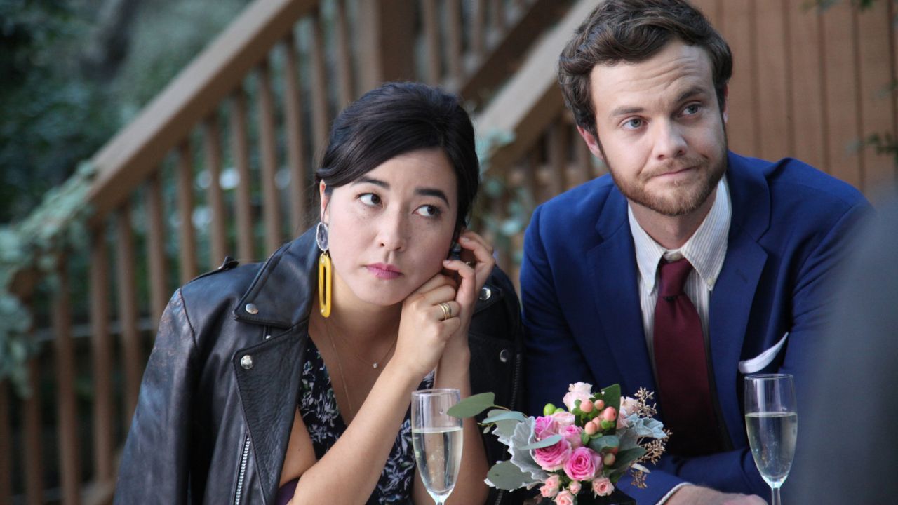 Maya Erskine e Jack Quaid como Alice e Ben em um casamento no filme Plus One.