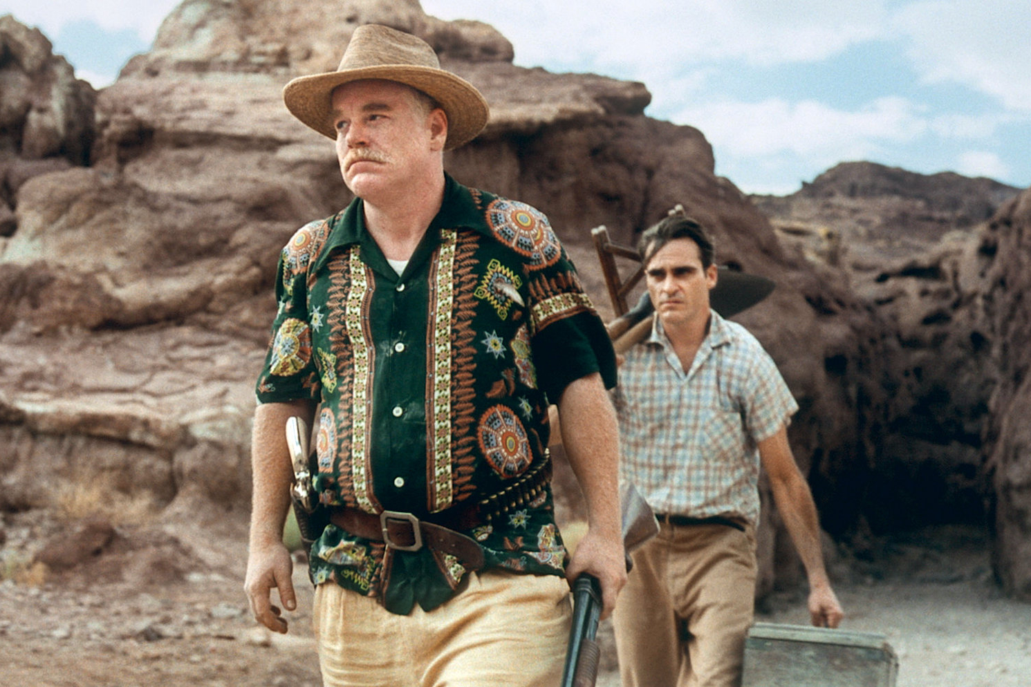 Philip Seymour Hoffman e Joaquin Phoenix caminham juntos pelo deserto em O Mestre.