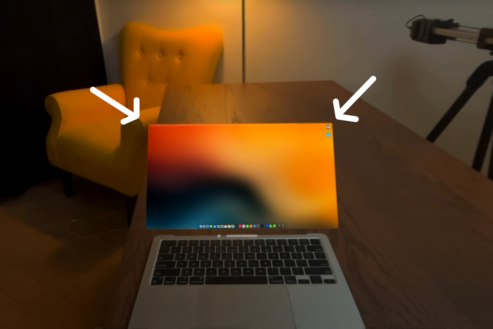 Ce MacBook n'a pas de cadres, grâce au retrait de l'écran par Luke Miani et au remplacement de Vision Pro.