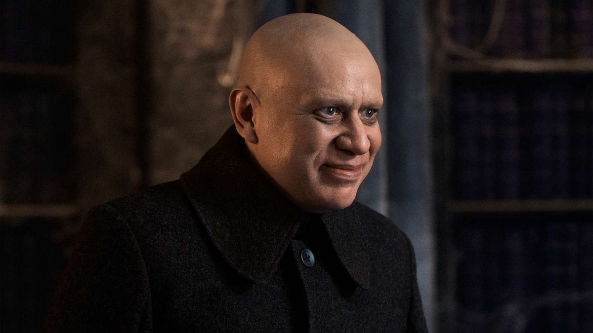 Fred Armisen como el tío Fester en Wednesday.