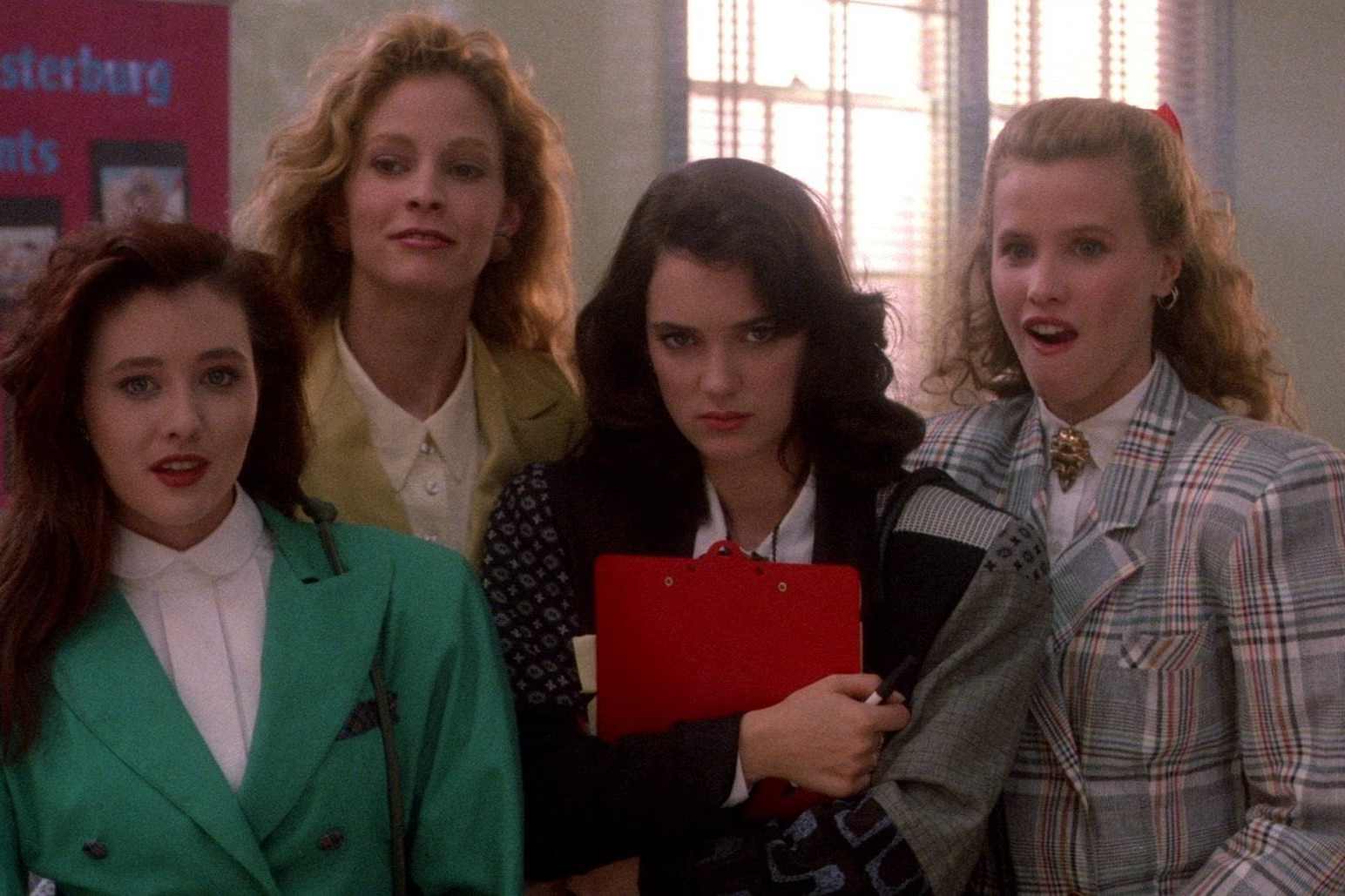 Winona Ryder se renfrogne dans Heathers.