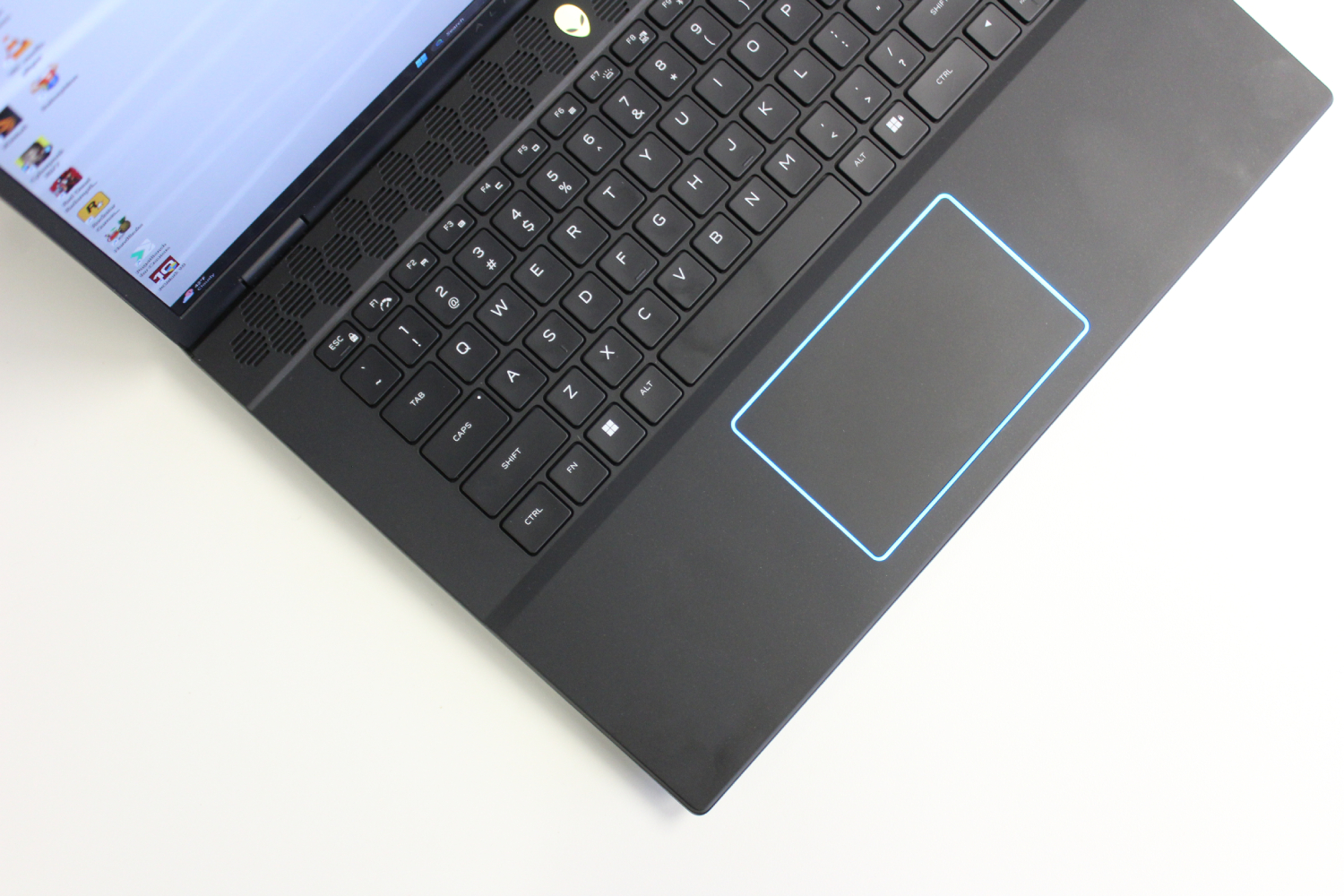 Die Tastatur und das Touchpad des Alienware m16 R2.