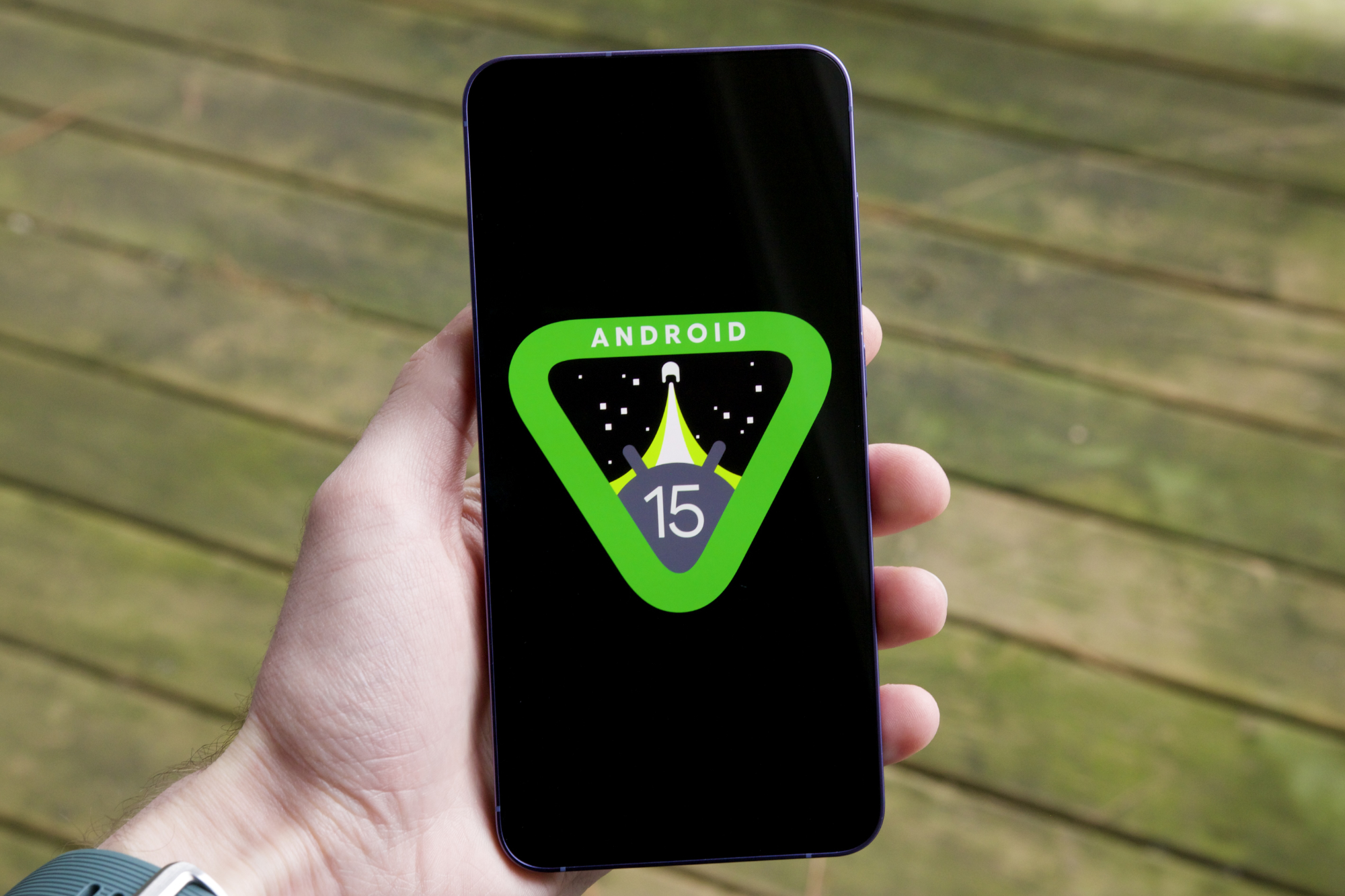 El logotipo de Android 15 en un smartphone.