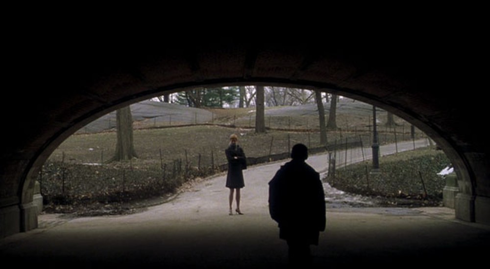 Une femme rencontre un enfant dans un tunnel dans Birth.