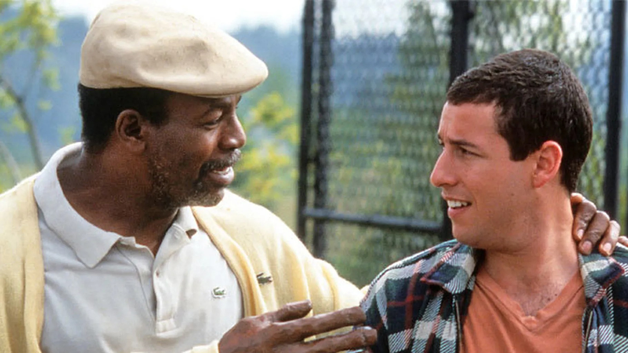 卡尔·韦瑟斯饰演查布斯，手臂搂着亚当·桑德勒饰演的快乐吉尔摩，两人在《快乐吉尔摩》的场景中互相看着对方。