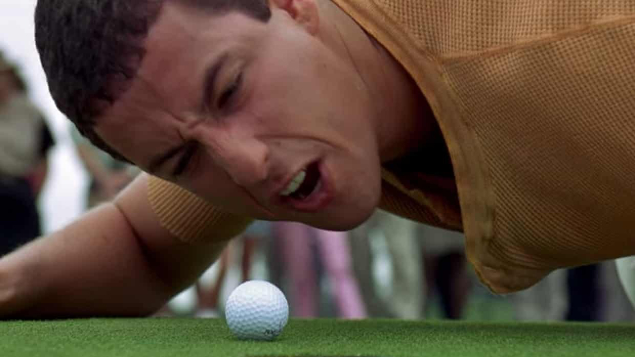 Adam Sandler no chão gritando com uma bola de golfe em cena de Happy Gilmore.