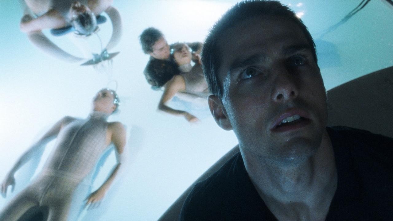 La gente flota en una piscina en Minority Report.