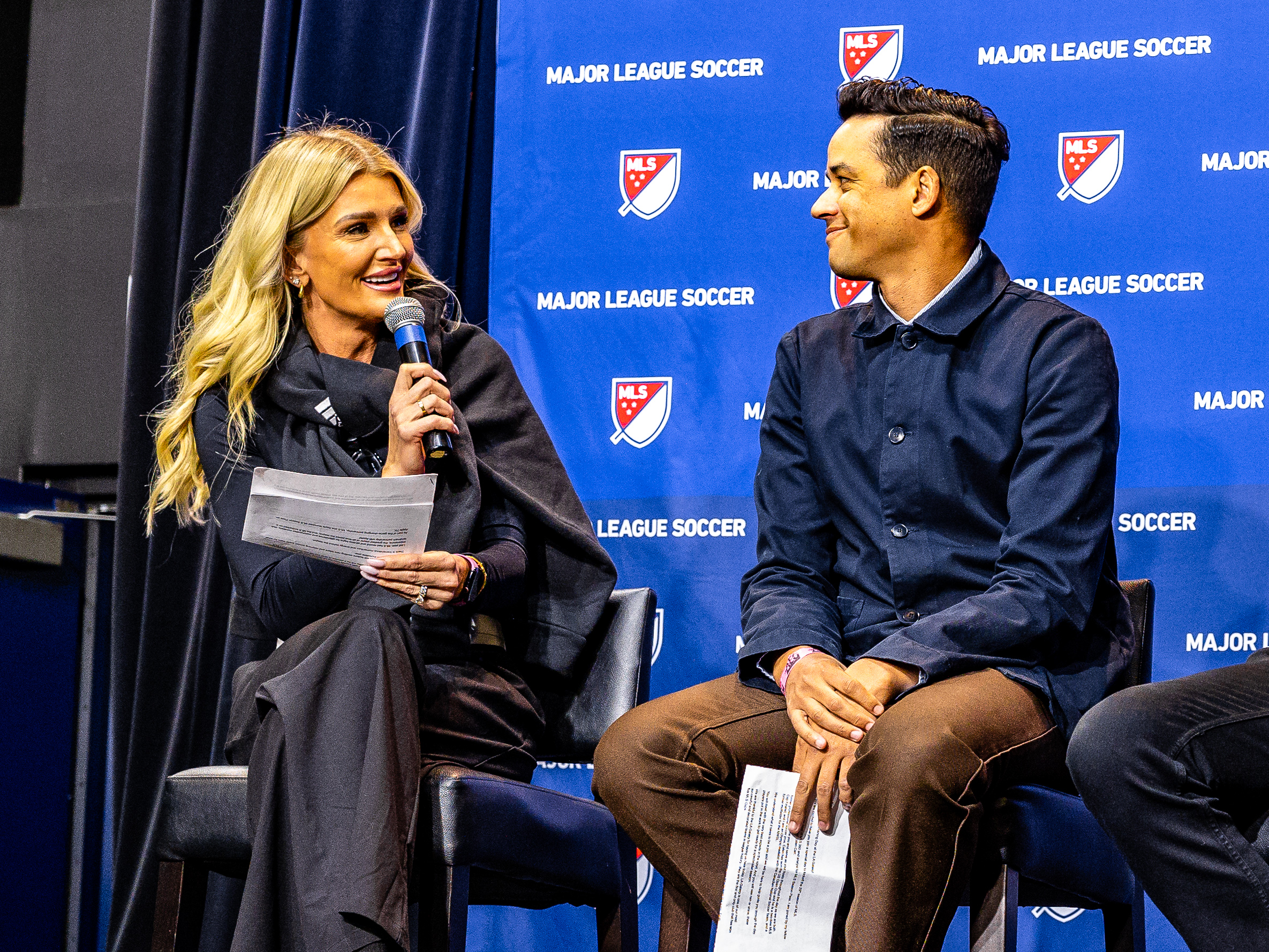 Kaylyn Kyle, izquierda, y Calen Carr, dos pilares de la cobertura del Season Pass de la MLS de Apple.