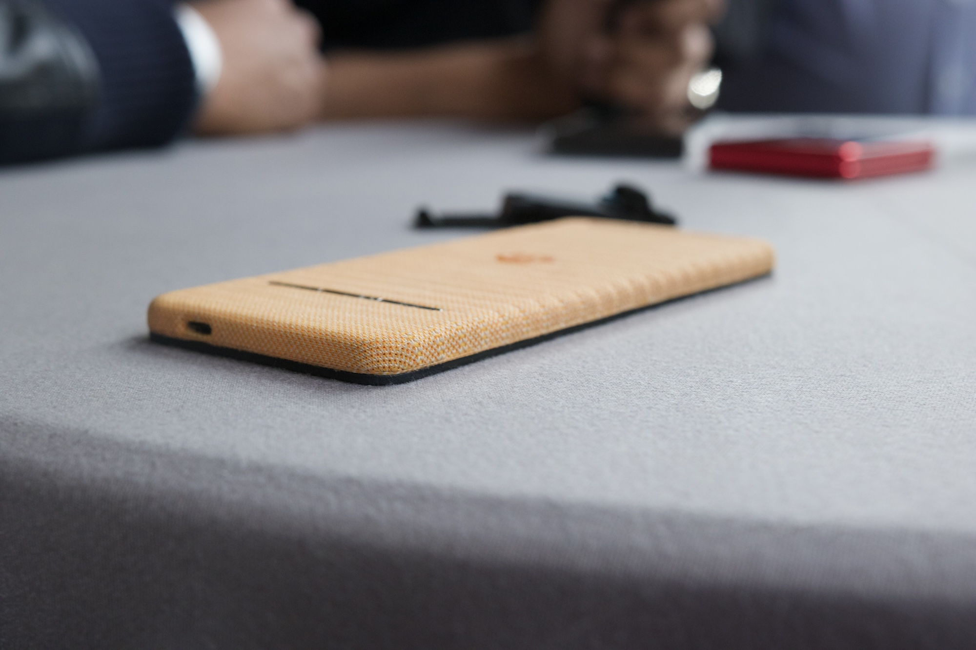 Le téléphone concept de Motorola posé face vers le bas sur une table.