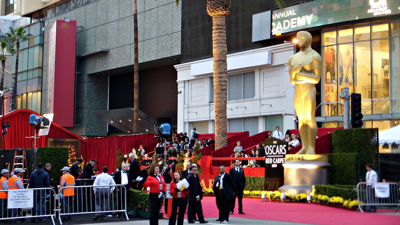 A parte externa do Oscar mostrando pessoas circulando e o tapete vermelho.