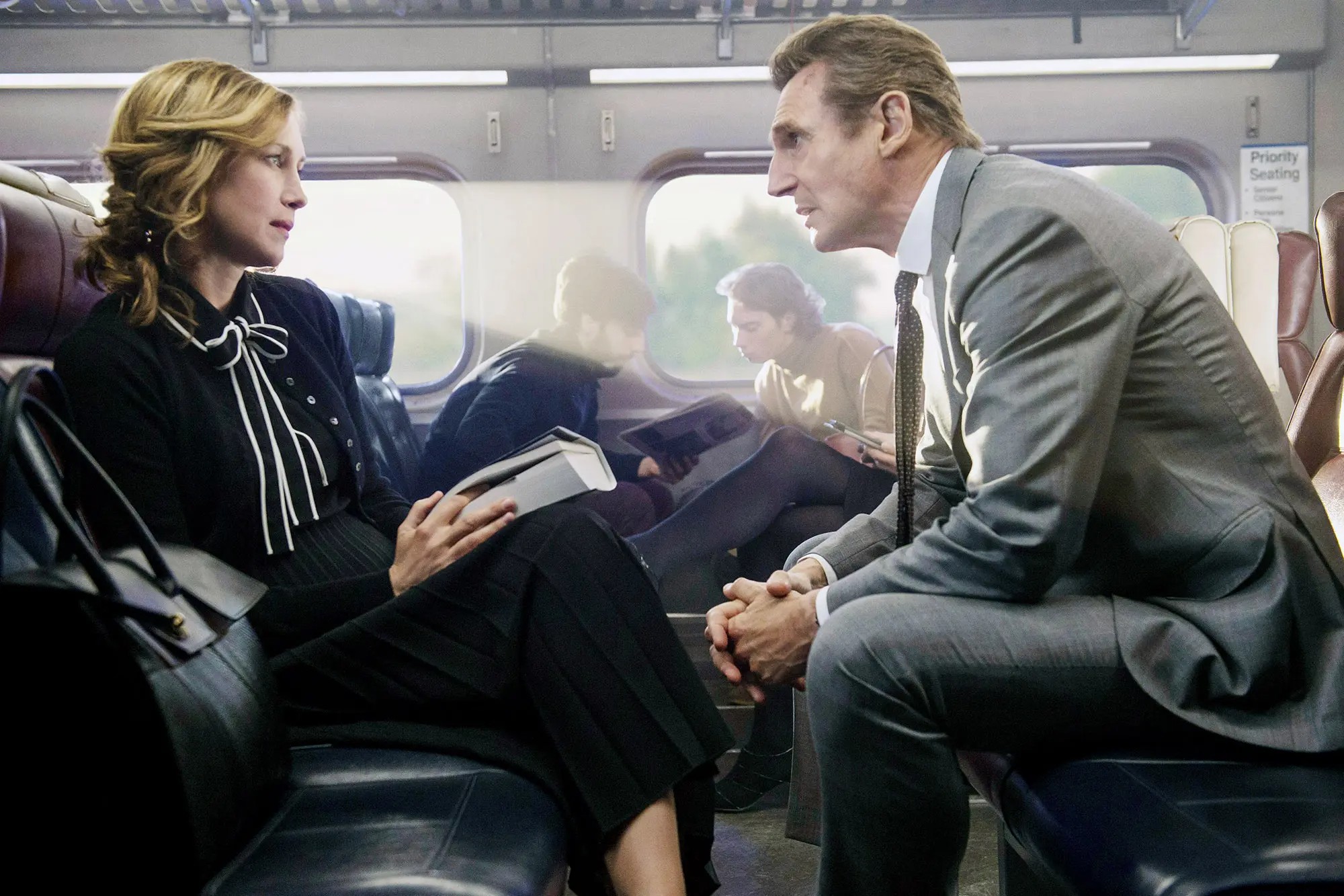 In „The Commuter“ sitzen ein Mann und eine Frau in einem Zug.