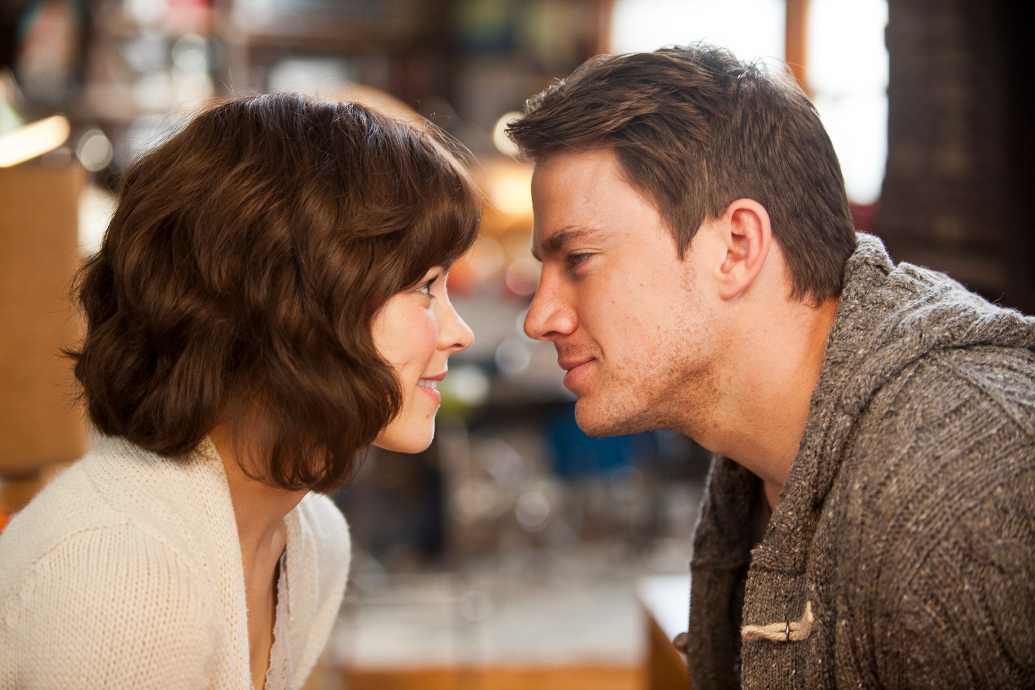 Un hombre y una mujer se miran en The Vow.