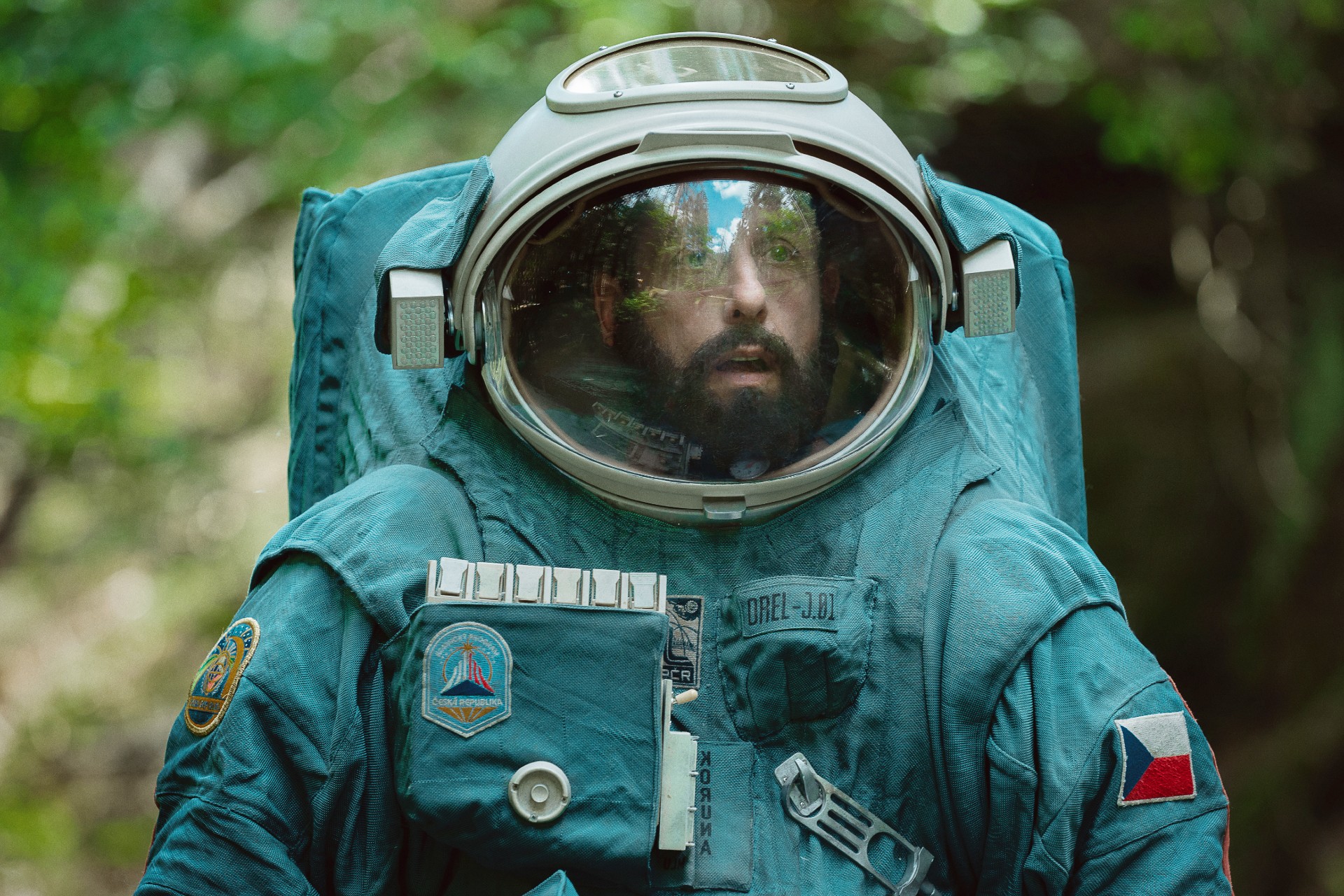 Spaceman Review: A Moody Sci-fi Drama That Comes Up Short | Digital Trends