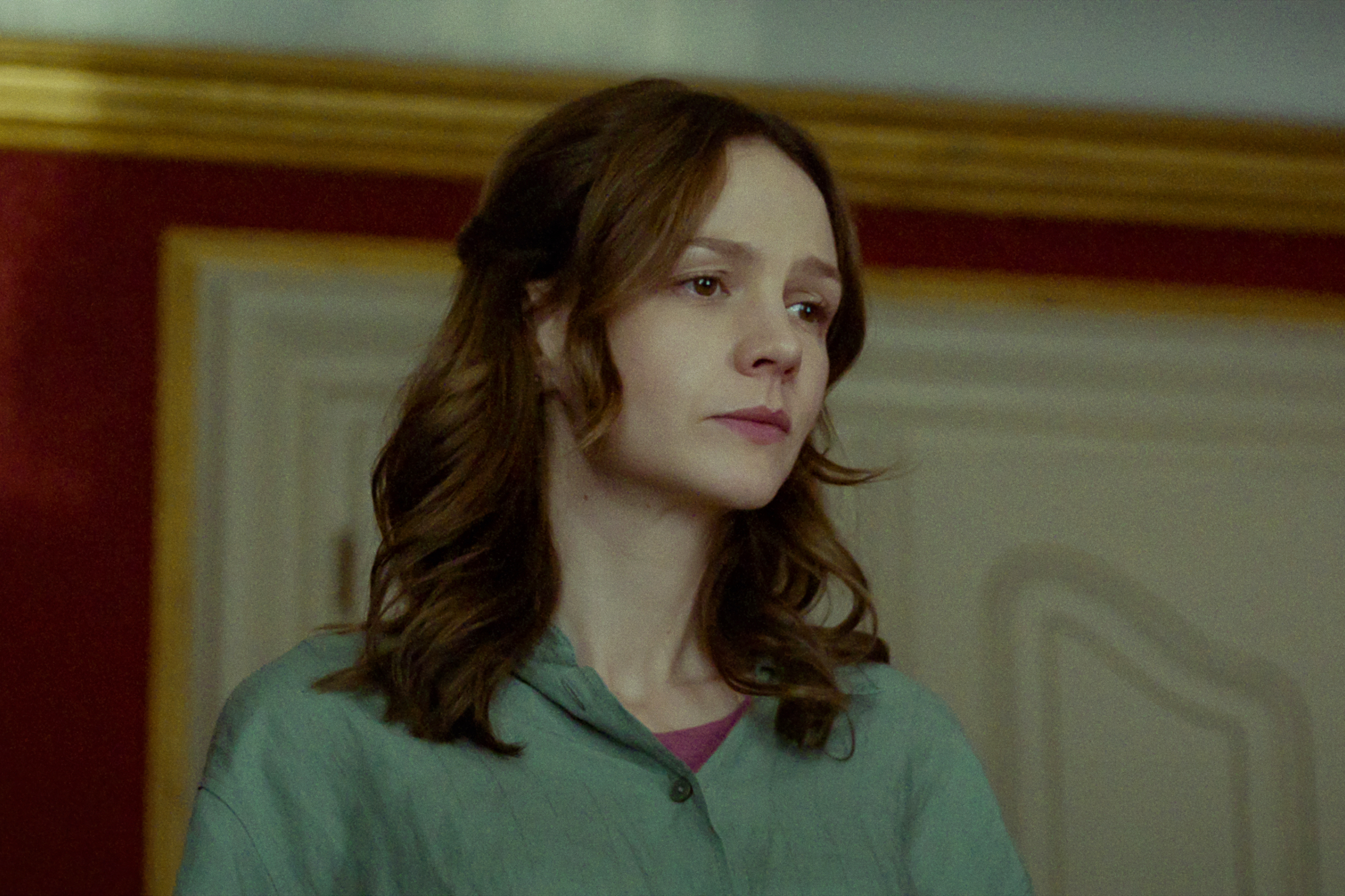 Carey Mulligan está perto de uma porta em Spaceman.