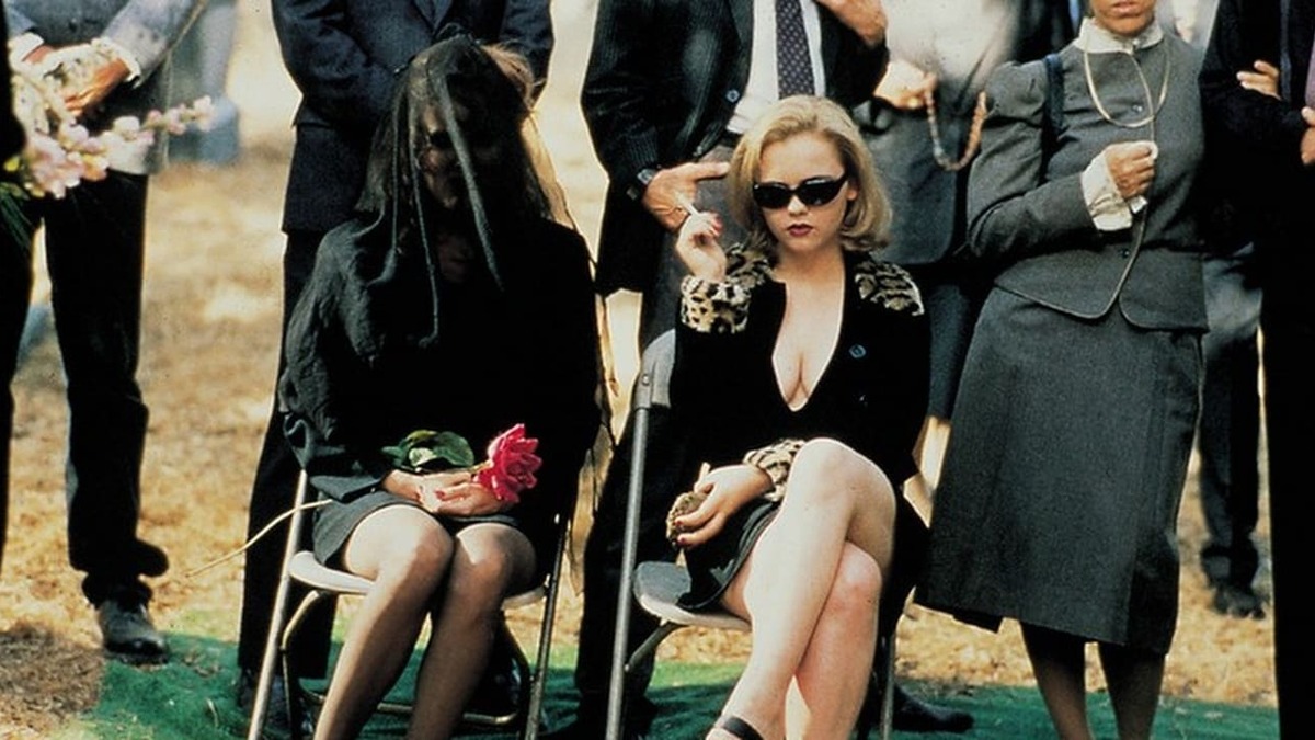 Christina Ricci como Deedee Truitt fumando em um funeral no filme O Oposto do Sexo.