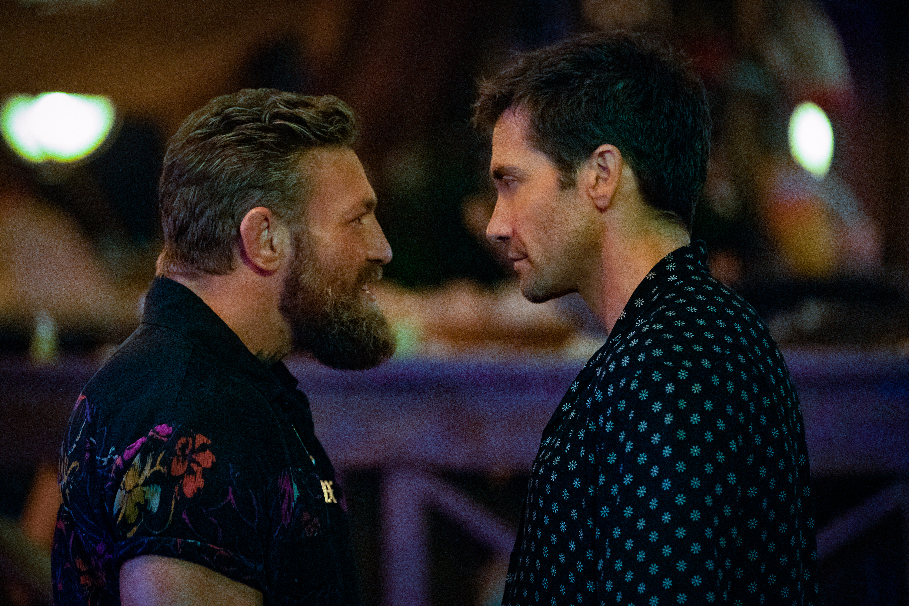 Conor McGregor e Jake Gyllenhaal se encaram em Road House.