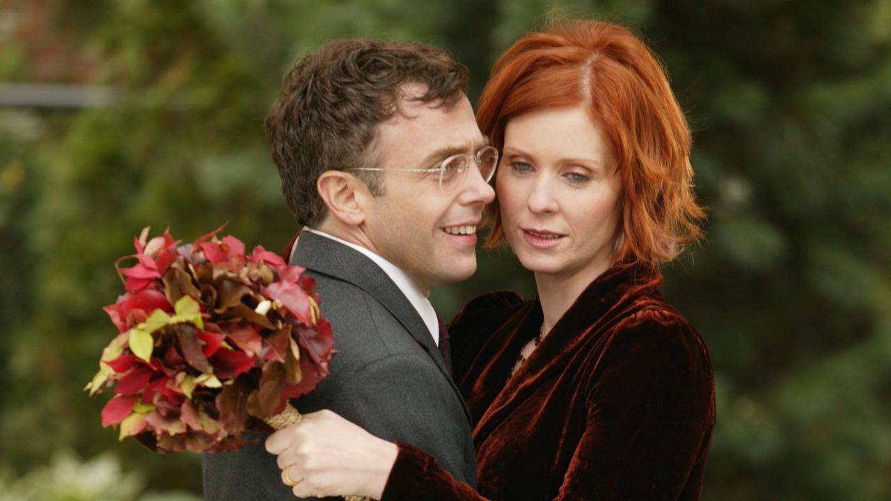 David Eigenberg e Cynthia Nixon como Steve e Miranda se abraçando em Sex and the City.