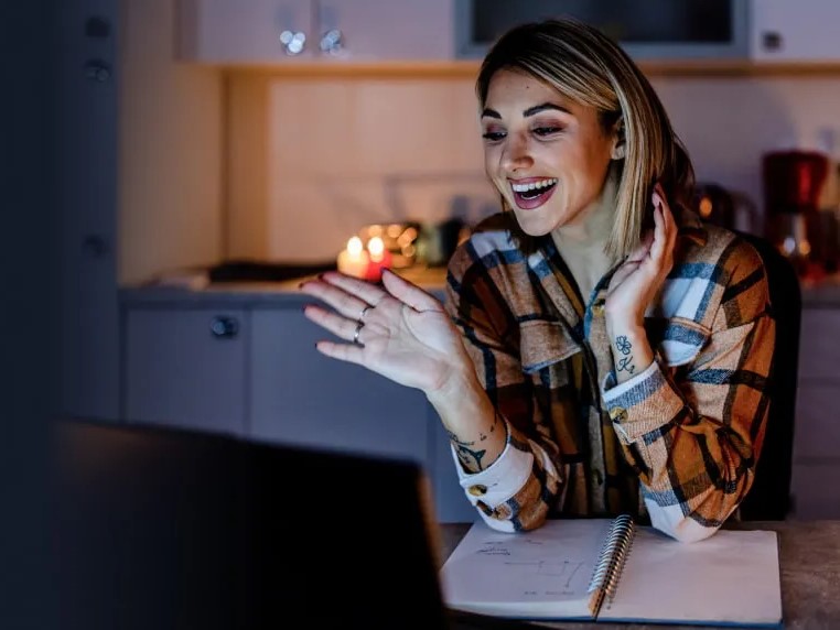 Mujer en llamada por Internet usando Frontier.