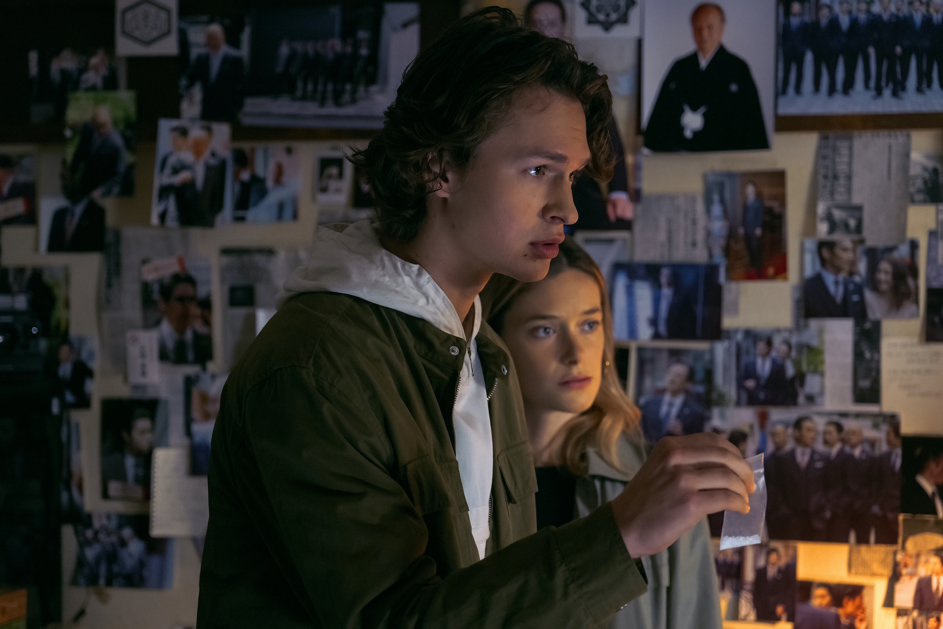 Ansel Elgort e Rachel Keller em Tóquio Vice.