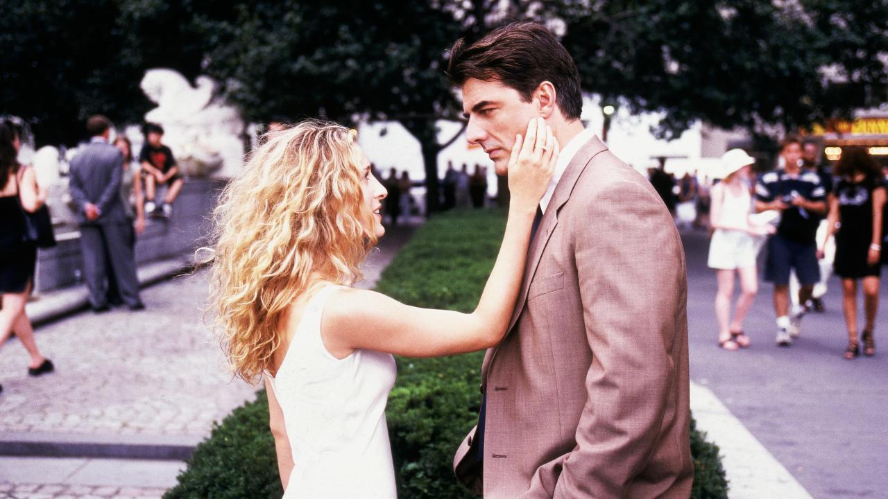 Sarah Jessica Parker e Chris Noth como Carrie e Big se enfrentando em um parque em Sex and the City.