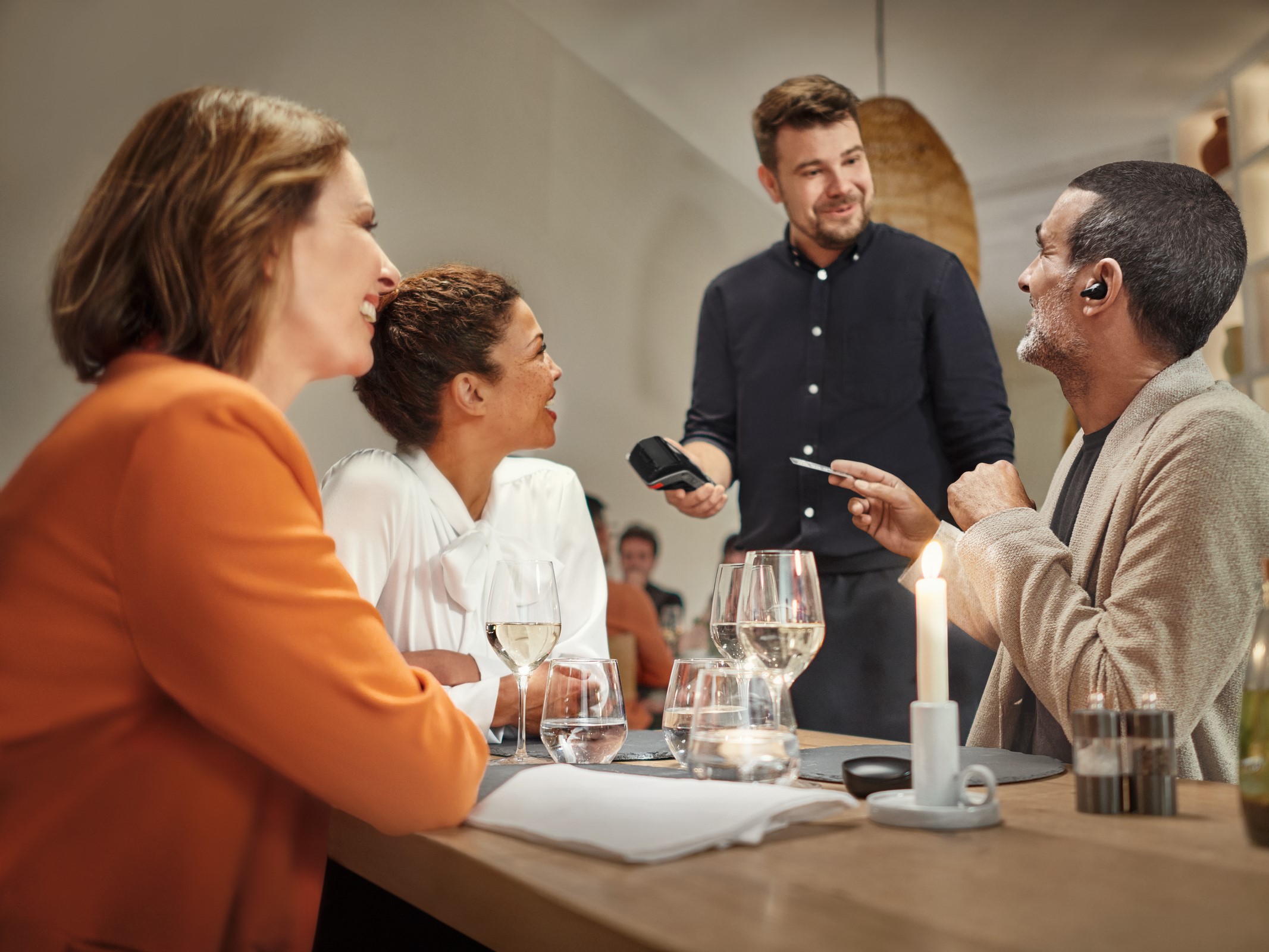 सेन्हाइज़र कन्वर्सेशन क्लियर प्लस सुनने के लिए रेस्तरां में पहना जा रहा है