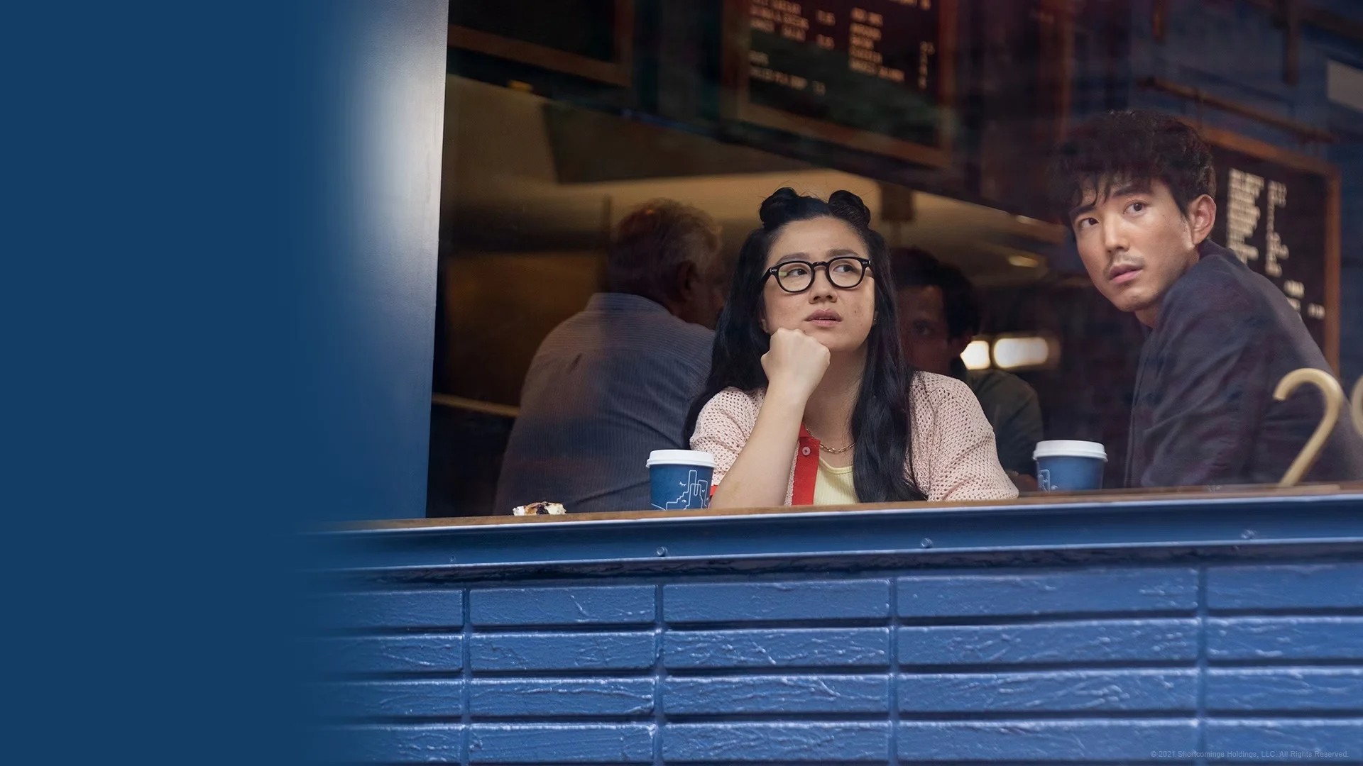 Deux personnes sont assises dans un café dans Shortcomings.