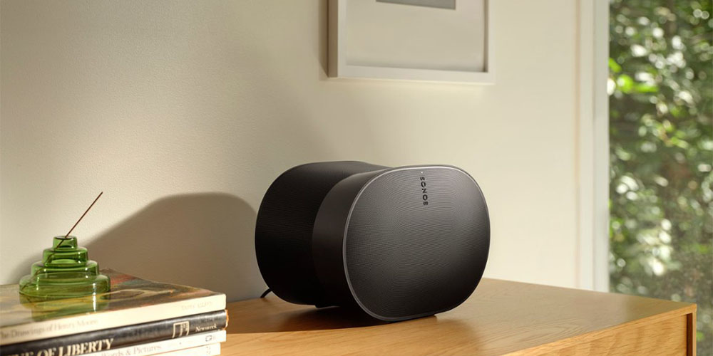 Um Sonos Era 300 em um balcão.