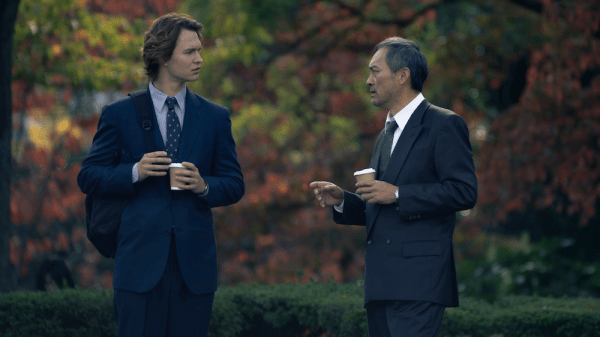 Ansel Elgort e Ken Watanabe em Tóquio Vice.