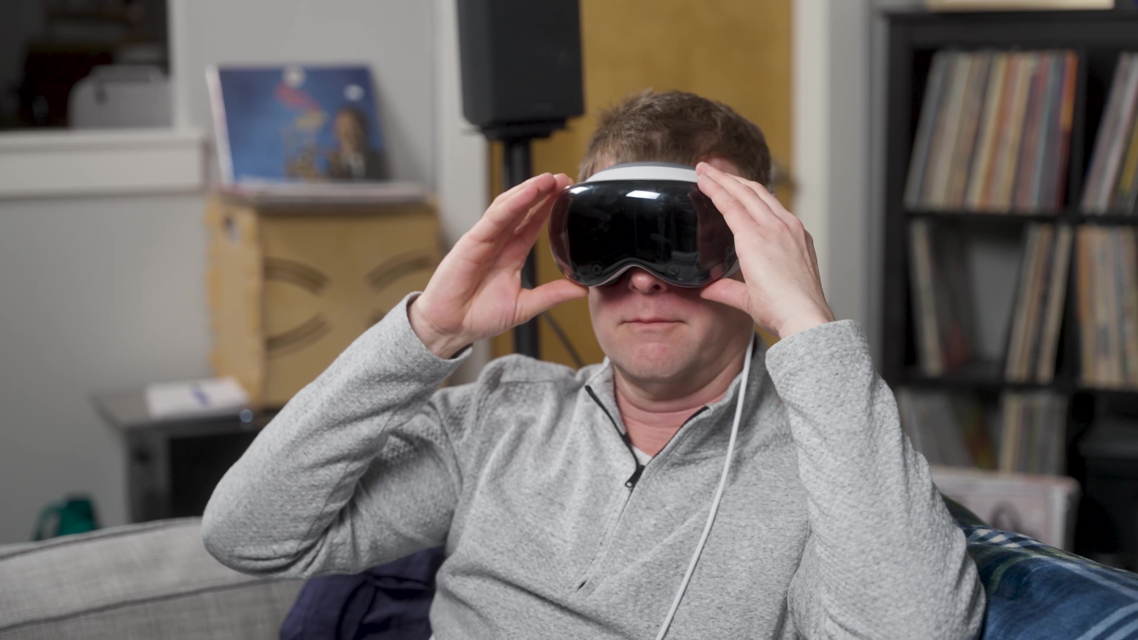 Un hombre se ajusta los auriculares Apple Vision Pro sobre los ojos.