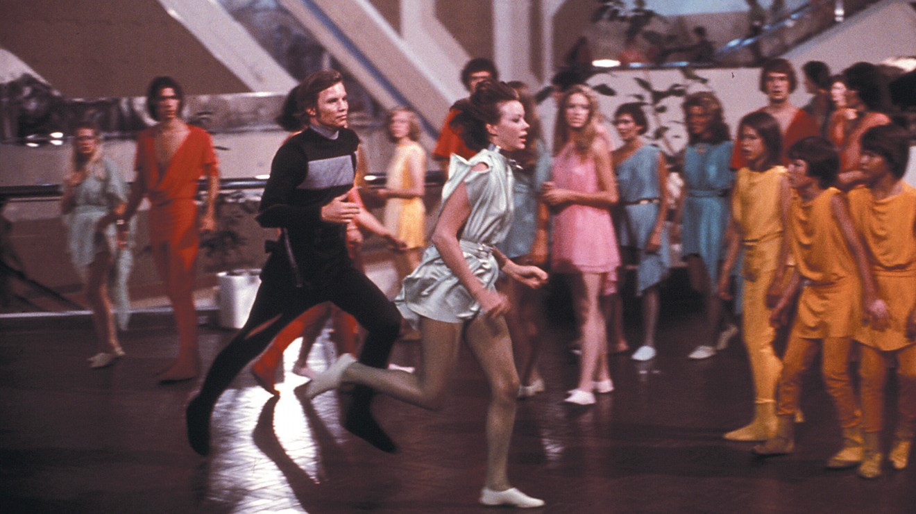 Zwei Personen rennen in Logan's Run.